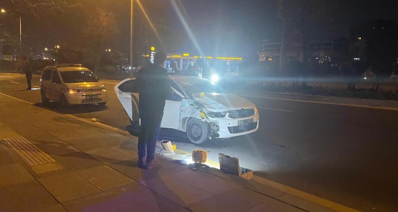 Otomobil kaldırımdaki yayaların arasına daldı
