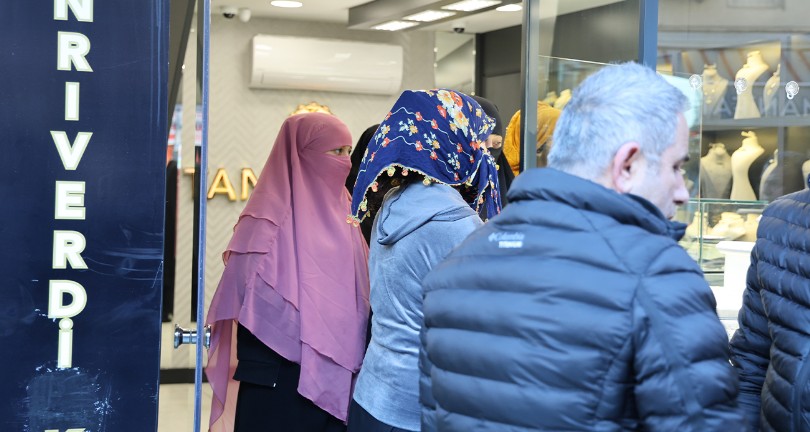 Kuyumcu kadın hırsızları iş yerine kilitleyip yakalattı