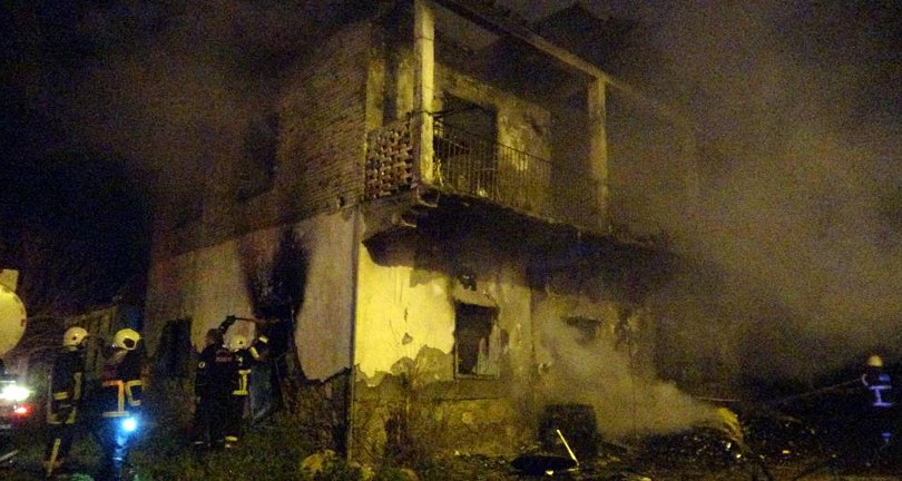 Evde çıkan yangında anne ve iki çocuğu hayatını kaybetti