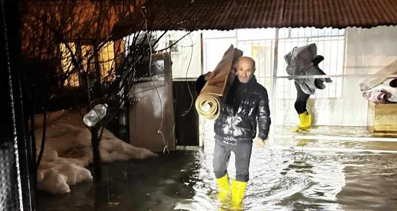 Yüksekova’da evi sular altında kalan 5 nüfuslu aile, akrabalarına sığındı