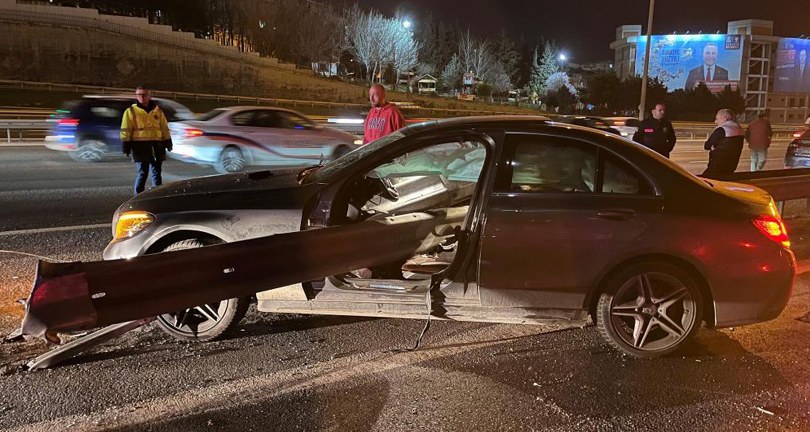 kontrolden çıkan araç bariyerlere saplandı