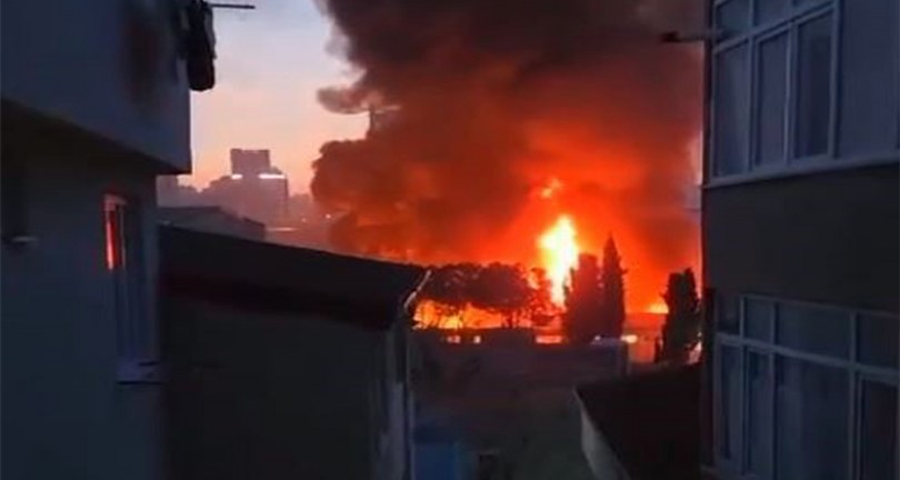 Küçükçekmece’de fabrikadan alevler yükseldi: Faciadan dönüldü