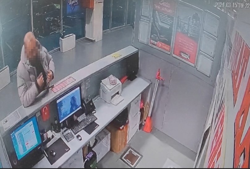 Otobüs bileti alma bahanesiyle gelip cep telefonunu böyle çaldı