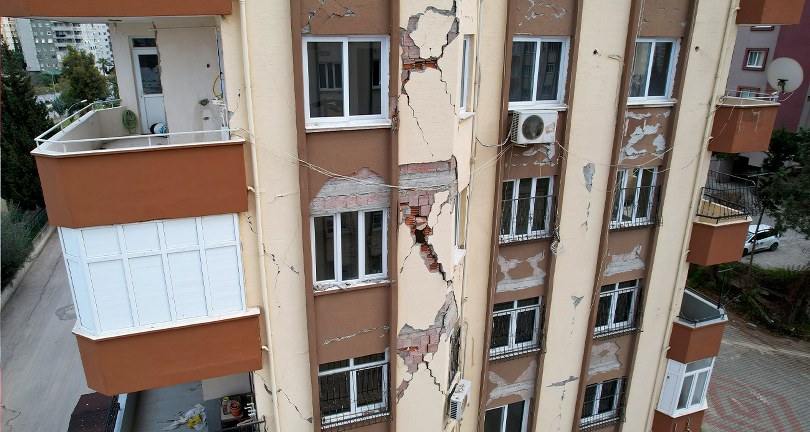 Güçlendirme beklenen binalarda hayat sürüyorlar