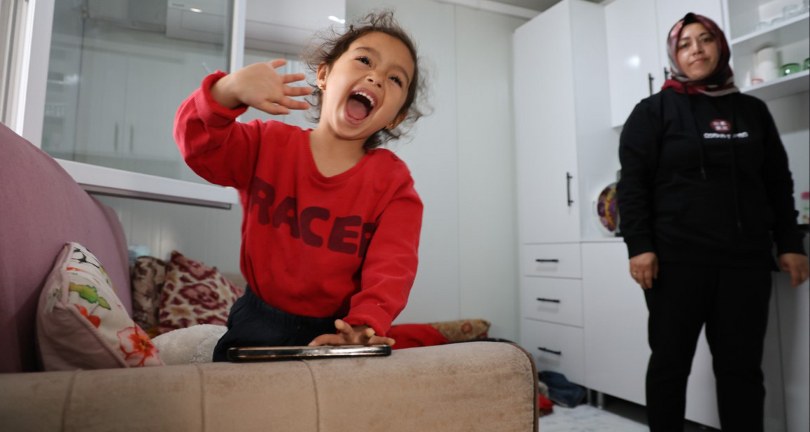 Depremden kurtulan ailede anne hem çocuğuna bakıyor hem çalışıyor