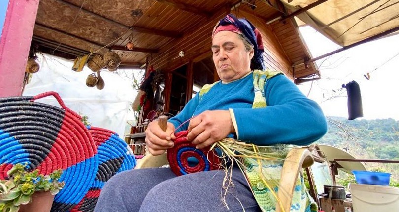 Depremzede kadının elinin değdiği buğday sapları, tepsi oluyor