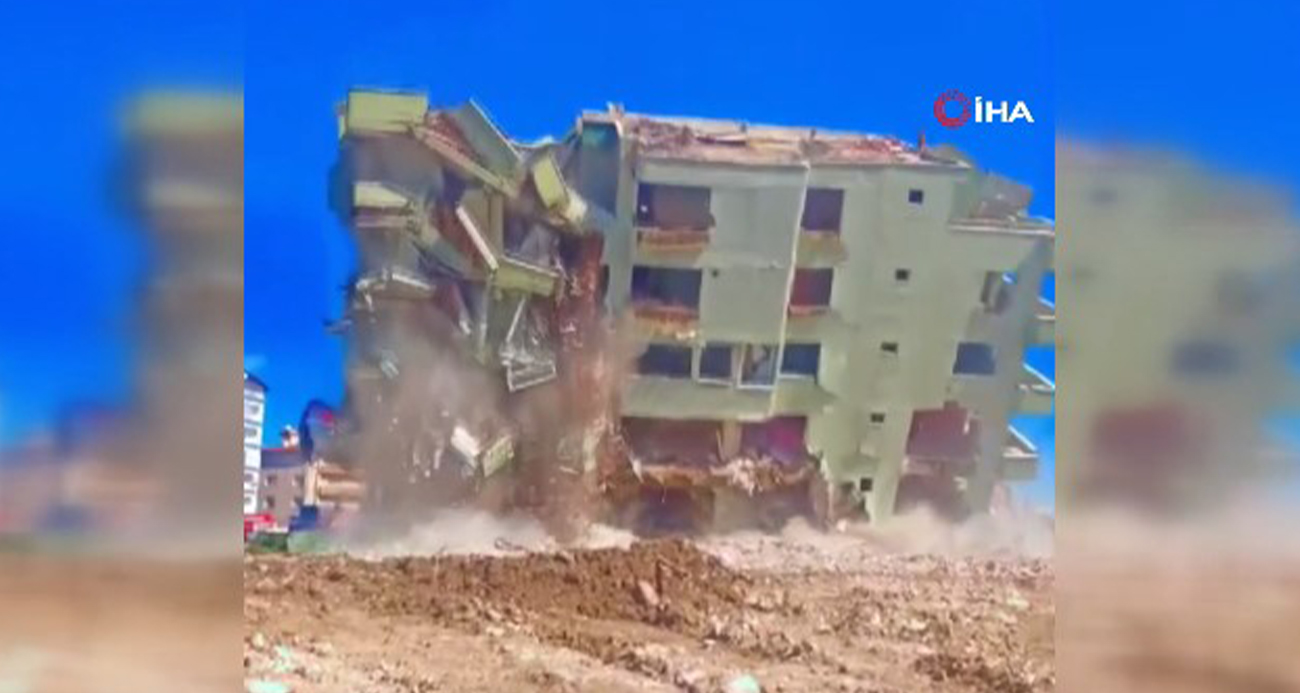 6 katlı bina iş makinesinin darbesiyle yerle bir oldu, o anlar kamerada