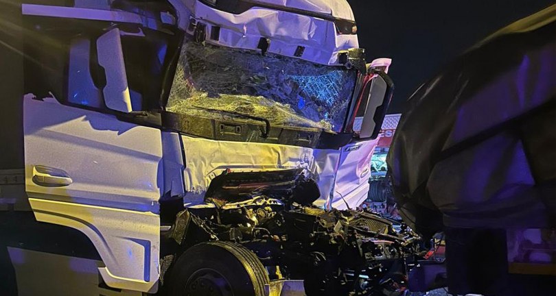 4 tır çarpıştı: 1 ölü, 3 yaralı