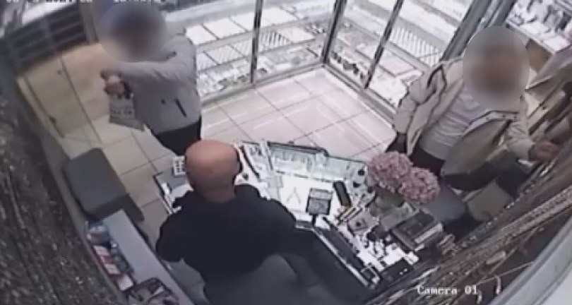 10 bin lira değerindeki takıyı çalan hırsızlar kameraya yakalandı