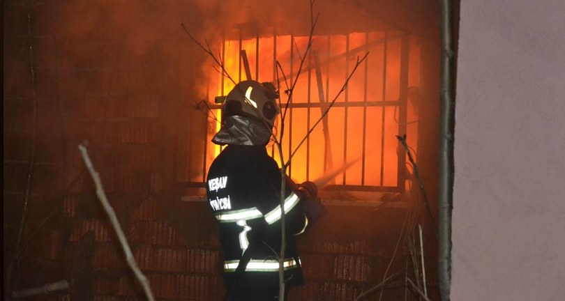 Ev yangını mahalleliyi sokağa döktü