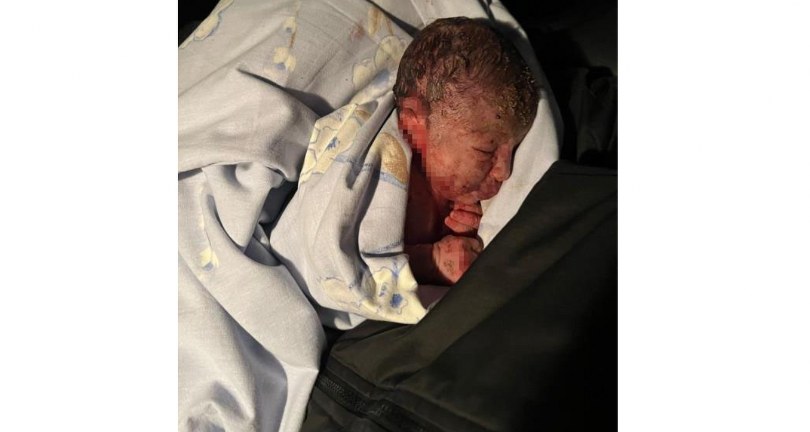 Evin bahçesinde yeni doğmuş bir bebek bulundu