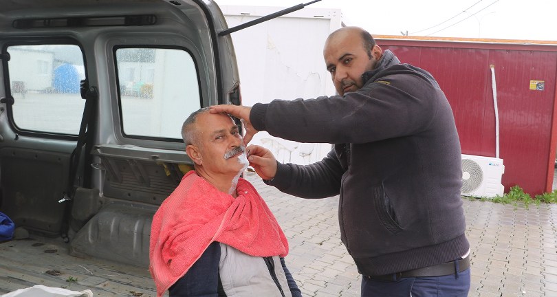 Depremde dükkanını kaybeden afetzede berberden seyyar çözüm