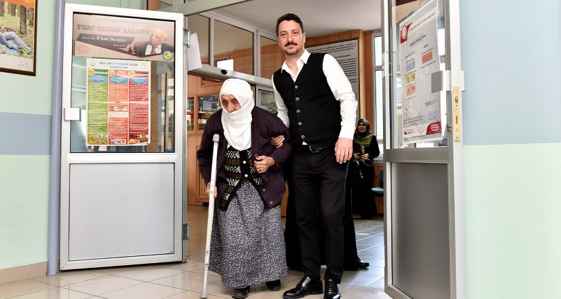 112 yaşında koltuk değnekleri ile sandık başına geldi