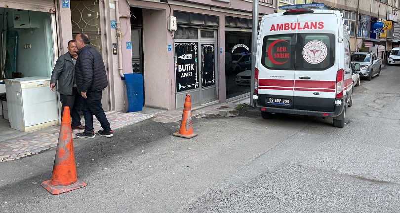 3’üncü kattan düşen bebeği tente kurtardı