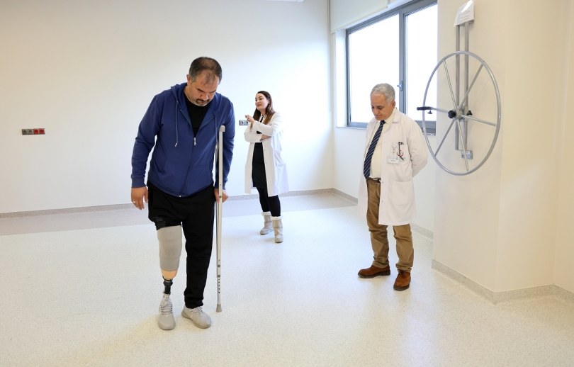 Depremde 2 evladını ve bacağını kaybeden baba, proteziyle yürümeye başladı