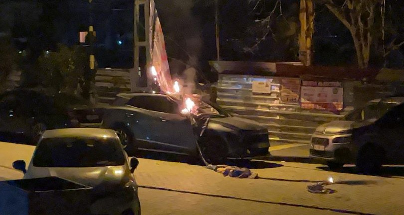 eçim bayrağı asılan elektrik kablosu düştü, lüks araç yandı