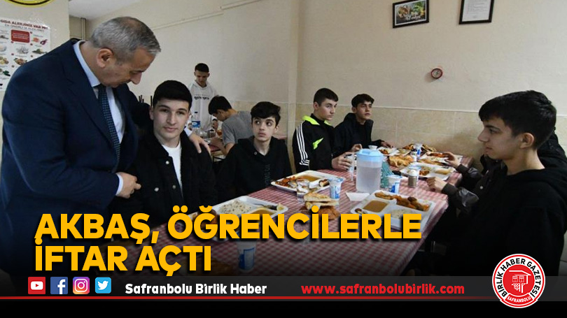 Akbaş, öğrencilerle oruç açtı