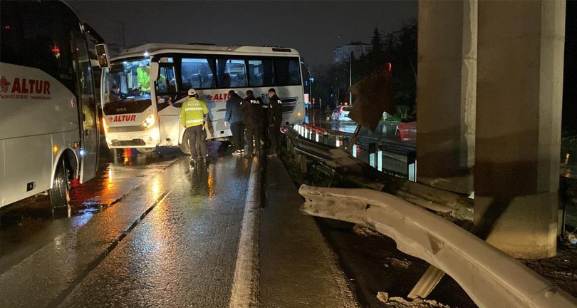 Yağmur sebebiyle kayganlaşan yolda işçi servisi bariyere çarptı: 1 yaralı
