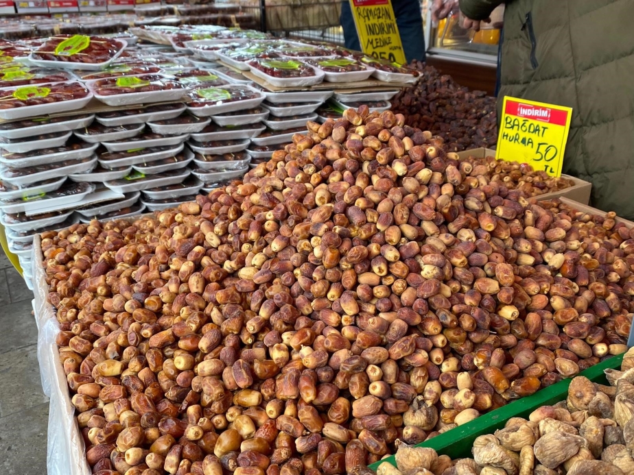 Ramazan’ın vazgeçilmezi hurma tezgahlarda yerini aldı
