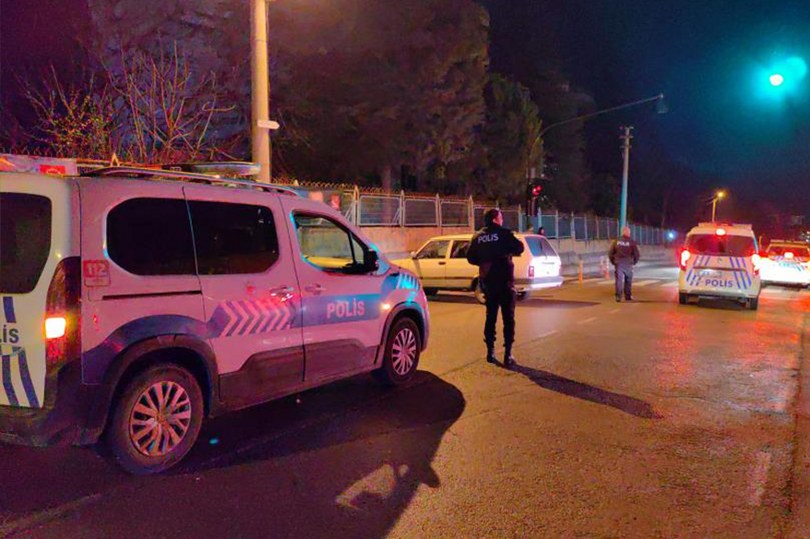 Ehliyetsiz sürücü babasından kaçırdığı araçla polisten kaçamadı