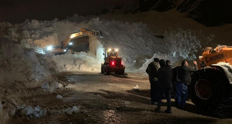 Karayoluna düşen çığlar ekipleri teyakkuza geçirdi