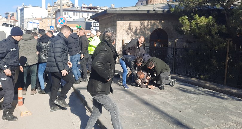 Yan baktın kavgasında kan aktı