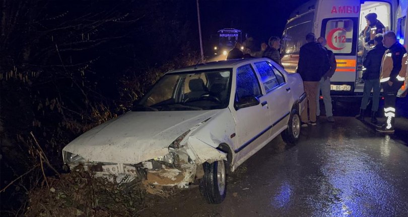 Kayganlaşan yolda dereye uçmaktan son anda kurtuldular