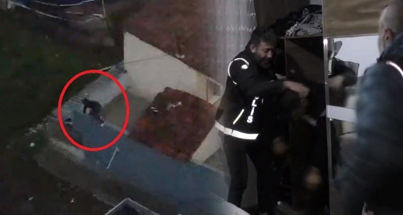 Torbacılar çatıdan kaçtı… Gardıropta yakalandı…