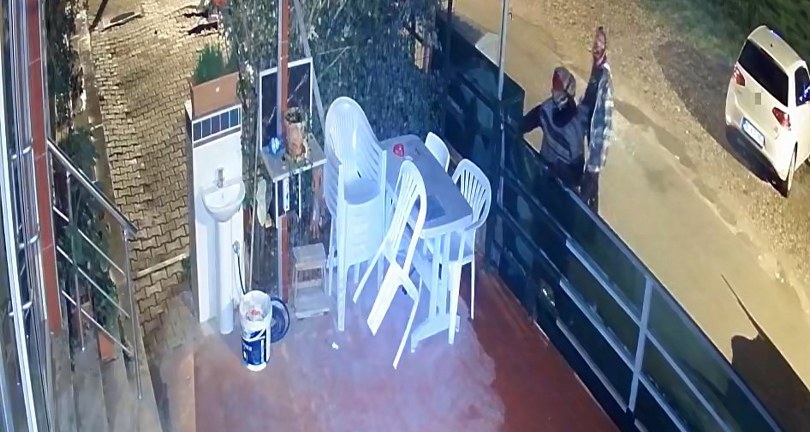 Sandalye ve çiçek hırsızları