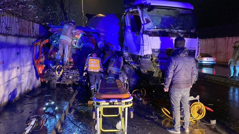 Sarıyer’de kontrolden çıkan beton mikseri karşı şeride geçip kamyonete çarptı