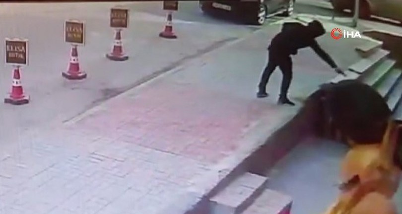 Dükkanın camlarını silerken silahlı saldırıya uğradı