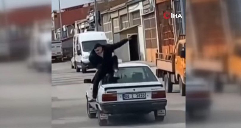 Hareket halindeki otomobilin tavanındaki yolculuk kötü bitti