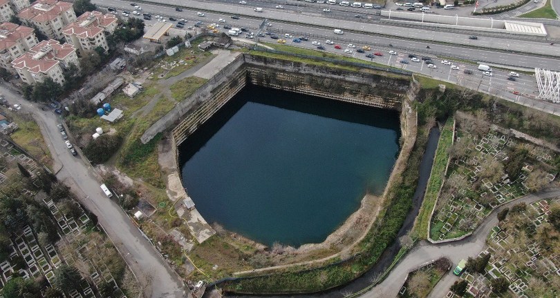 Kadıköy’de su dolan inşaat sahasını “Google Maps” göl olarak gösteriyor