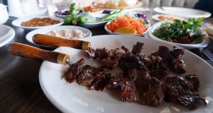Cağ kebap iftar sofralarının da vazgeçilmezi