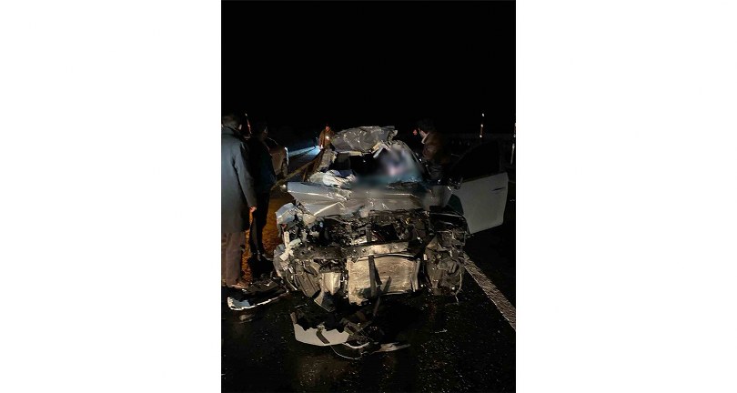 Otomobil odun yüklü kamyona çarptı: 1 ölü