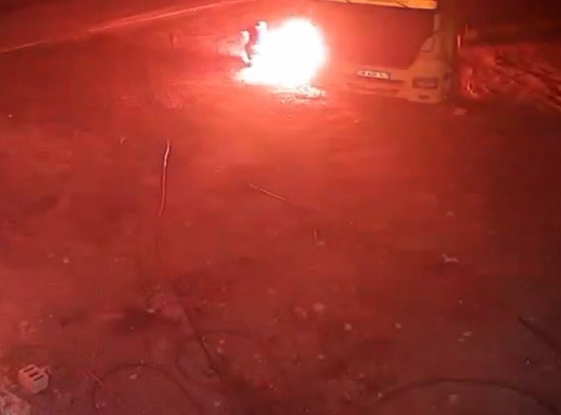 Tırı kundaklayan şahıs yanmaktan kıl payı kurtuldu