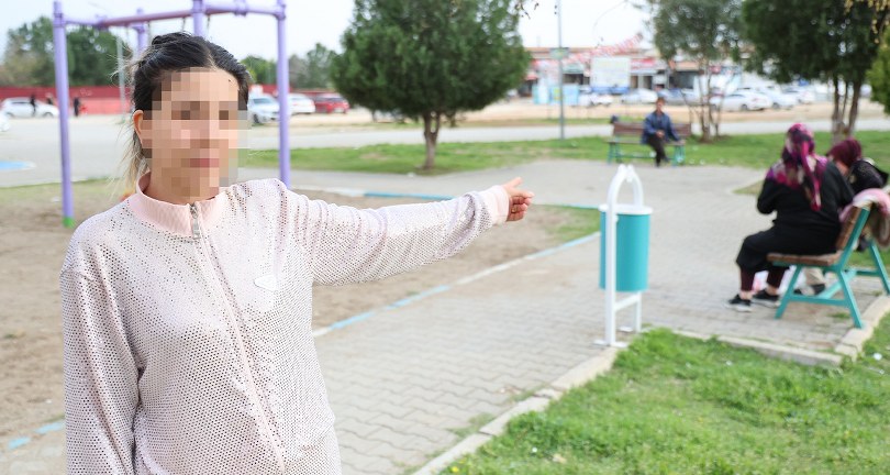 Çocuğuyla parkta ilgilenirken düğünde takılan 420 gram altını çalındı