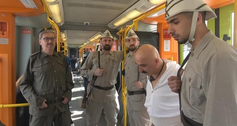 Seyit Onbaşı sırtındaki top mermisi ile metroya bindi