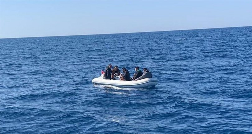 İzmir açıklarında 22 düzensiz göçmen yakalandı, 52’si kurtarıldı