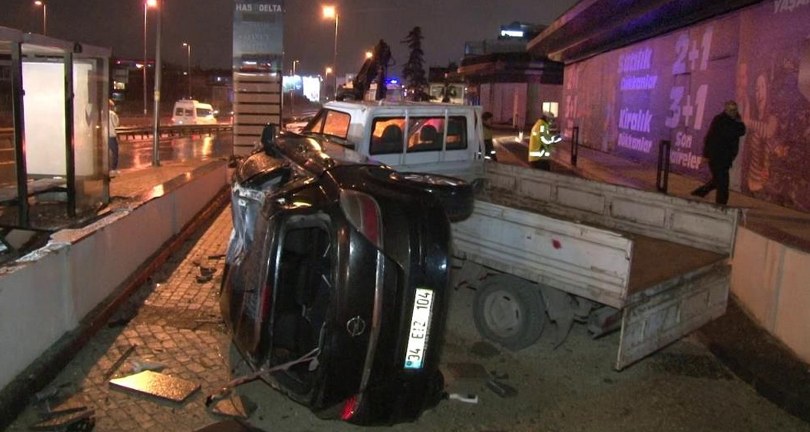 Otomobil, otobüs durağına çarparak takla attı