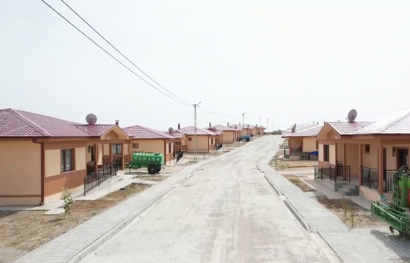 Depremzedeler teslim alıp yerleştikleri köy evlerinden oldukça memnun