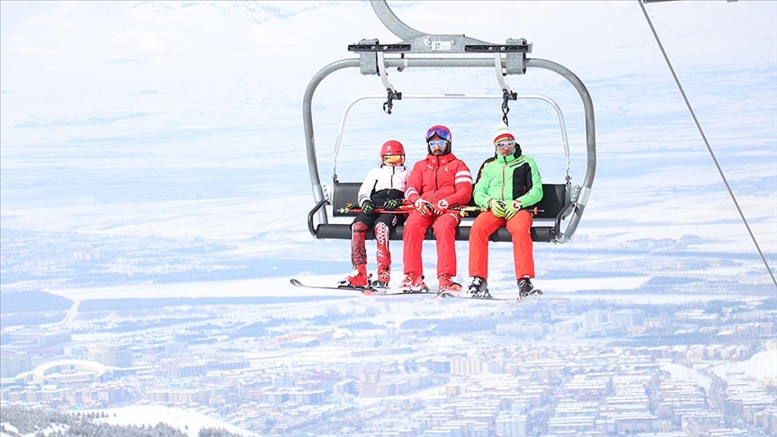 Güneşli havayı fırsat bilenler Palandöken’de zaman geçirdi