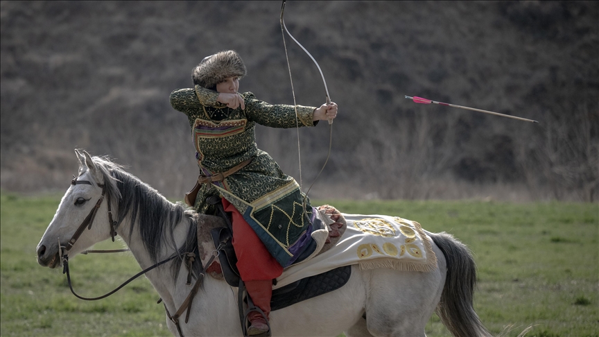 Kadınlar geleneksel atlı okçulukta da ‘varız’ diyor
