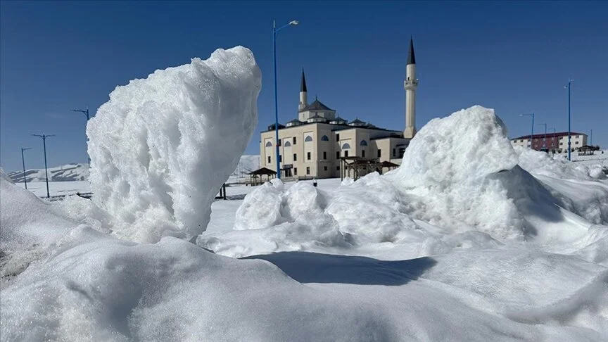 Ardahan’da baharda yağan kar, soğuk hava nedeniyle erimedi