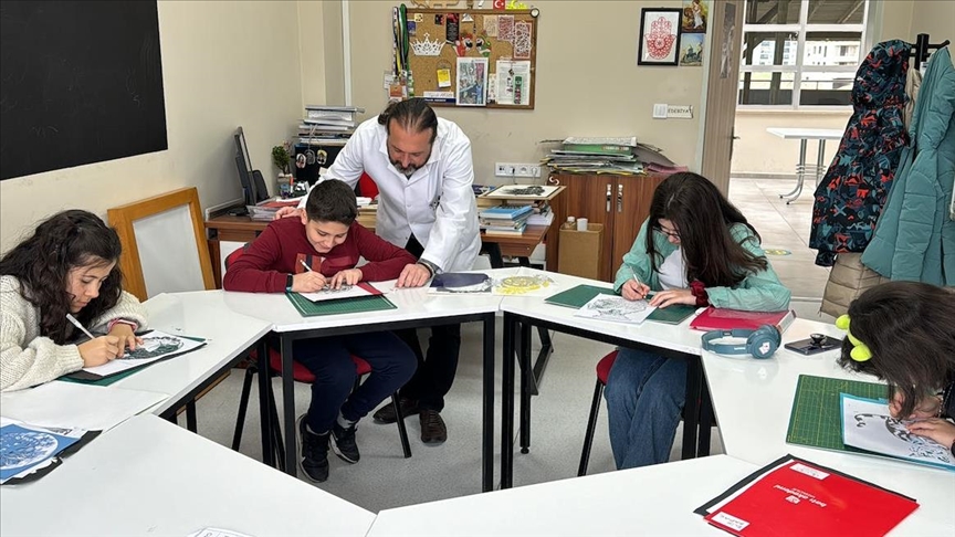 Özel yetenekli öğrenciler “sabır işi” kat’ı sanatının inceliklerini öğreniyor
