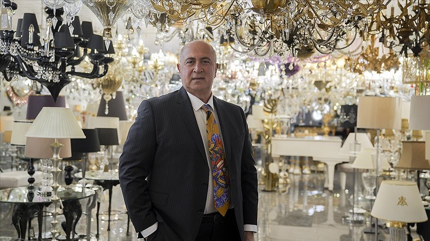 Yaptığı devasa avizelerle sarayları ve otelleri süslüyor