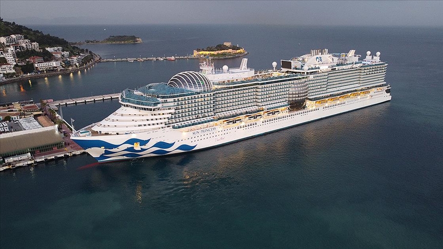 Dünyanın en büyük kruvaziyerlerinden “Sun Princess” Türkiye’ye ilk seferini yaptı