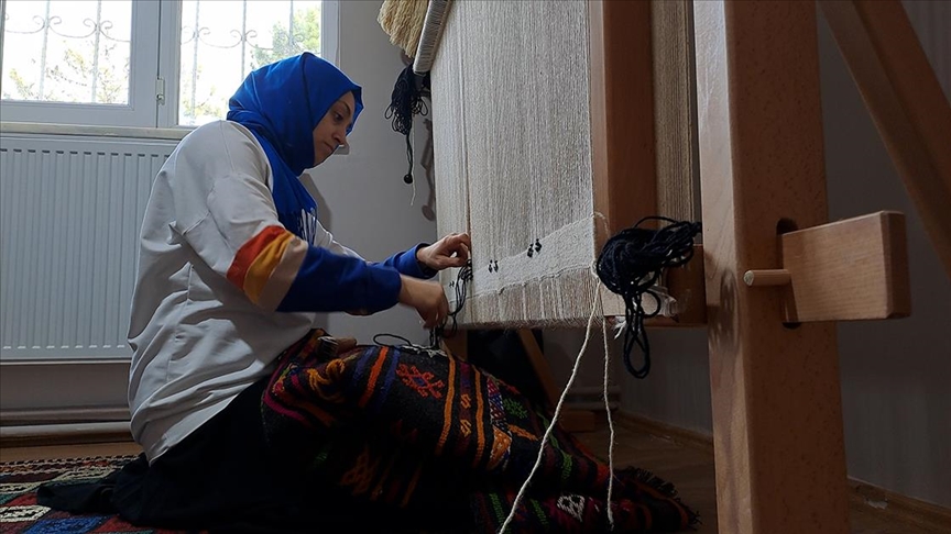 Kadın kursiyerler, Anadolu motifleriyle işledikleri Yağcıbedir halılarından gelir elde ediyor