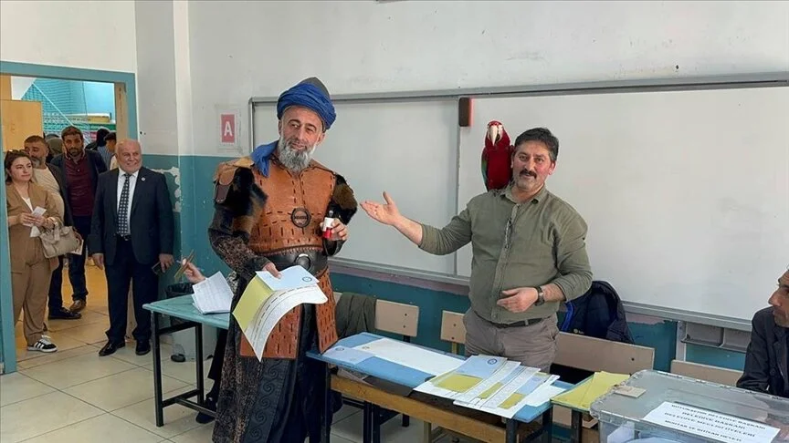 Oy vermeye papağanıyla gelen vatandaş ilgi odağı oldu