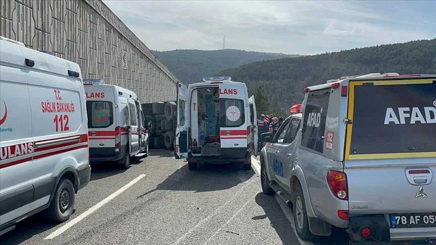 Çankırı’da tır otomobilin üzerine devrildi, 4 kişi öldü, 2’si polis 3 kişi yaralandı